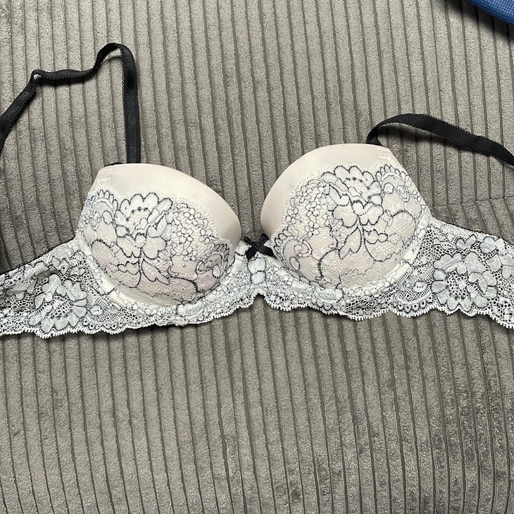 Lacy Victoria’s Secret bra 32B